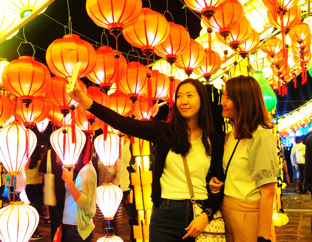 [-]Phố[-]cổ[-]Hội[-]An[-]bừng[-]sáng[-]chờ[-]đón[-]năm[-]mới
